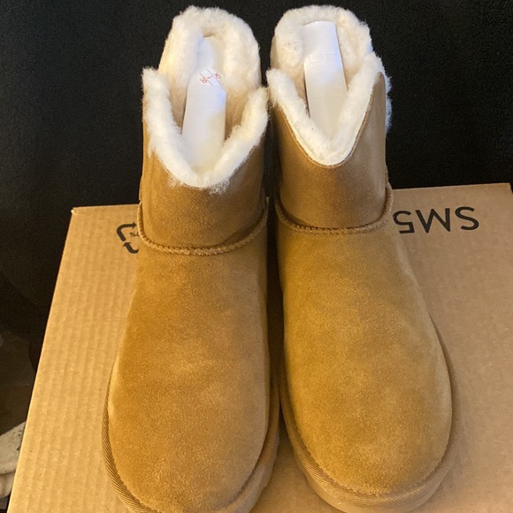 - UGG Karel Boots - Picture 4 of 7